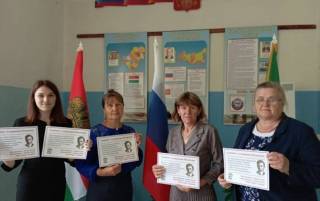 В РФ учителя поздравили Путина... портретами Бандеры