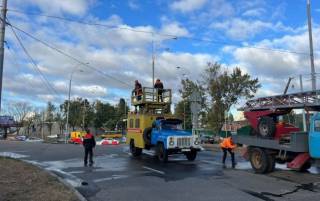 В Киеве строительный кран упал на дорогу: есть изменения в движении троллейбусов