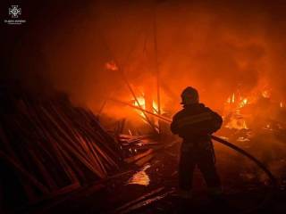 В Киевской области произошел эпичный пожар – горели склады