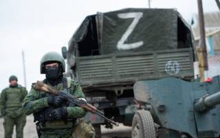 В Луганске оккупанты на БТР раздавили гражданский автомобиль