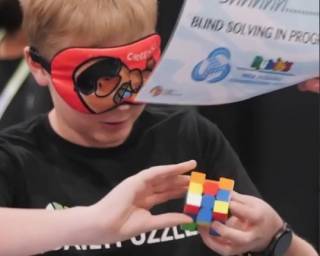 Чарлі Еггінс поставив світовий рекорд зі збирання кубика Рубіка наосліп