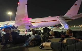 В израильском аэропорту Шольц вынужден был лечь на землю