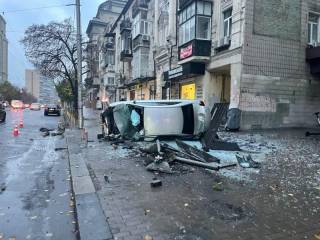 В Киеве иномарка влетела в остановку с людьми
