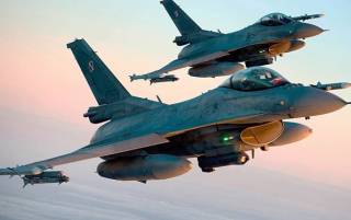 Украинские пилоты уже осваивают F-16 в США