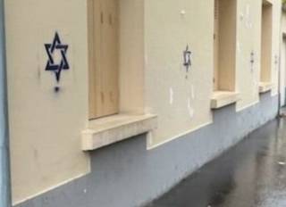 Во Франции начали помечать дома, где живут евреи