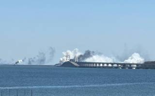 Крымский мост окутал густой дым