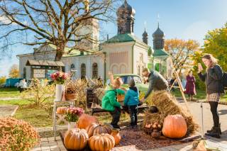В Киеве на благотворительной ярмарке при Ионинском монастыре собрали более 100 тыс. грн для ВСУ