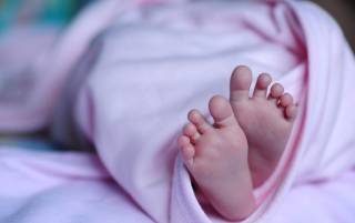 В роддомах надумывают диагнозы новорожденным, — Минздрав