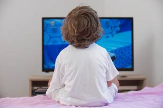 Шведские педиатры рассказали, почему маленьким детям не стоит смотреть телевизор