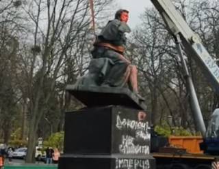 Появилось видео, как в Киеве снесли памятник Пушкину