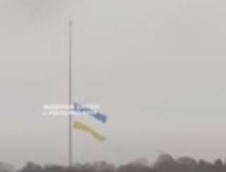 Сильный ветер разорвал самый большой флаг Украины
