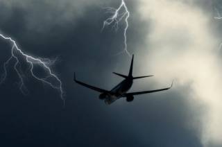 В Италии молния ударила в летящий самолет
