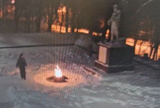Появилось видео, как в Питере школьники поглумились над Вечным огнем