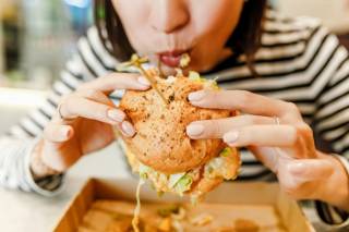 Американцы рассказали, чем грозит скрытое переедание