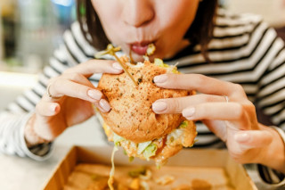 Американці розповіли, чим загрожує приховане переїдання
