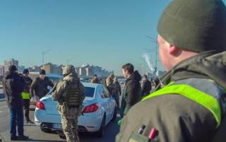 На дорогах Киева устанавливают блокпосты
