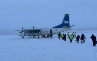 В России самолет промахнулся мимо посадочной полосы и сел на замерзшую реку
