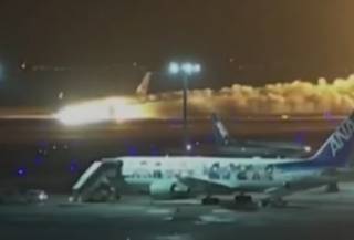 Появилось видео эпичного огненного ЧП в аэропорту Токио