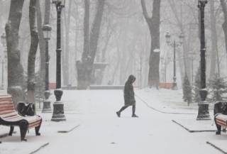 Киев начало заносить снегом: полиция рассказала, что делать