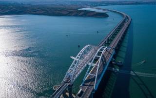 В Крыму перекрыли Керченский мост и заявили о «самолетах НАТО»