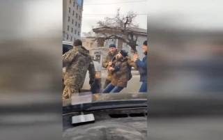 В Харькове люди в военной форме силой затащили мужчину в микроавтобус