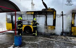 В Киеве дотла сгорел троллейбус. Благо, обошлось без жертв