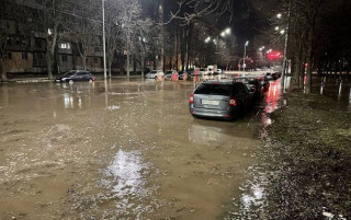 У Києві прорвало каналізацію, вулиці затопило фекаліями