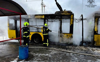 У Києві вщент згорів тролейбус. Благо, обійшлося без жертв