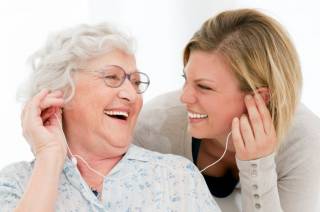 Уход за пожилыми людьми с нарушениями слуха и зрения