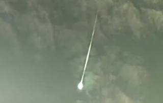 Появилось видео, как в небе над Японией пролетел огненный шар