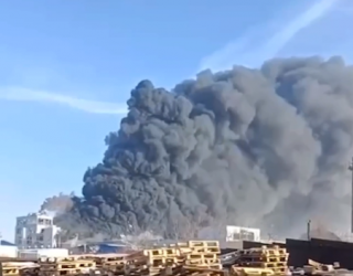 В Ростовской области после взрыва ярко загорелся полиэфирный завод