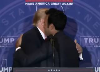 Появилось видео, как Рамасвами едва не поцеловал Трампа
