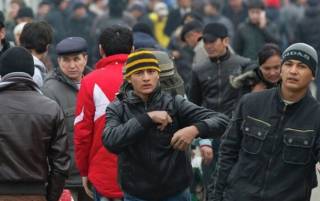 Оккупанты завезли в Мариуполь 50 тысяч мигрантов из Центральной Азии