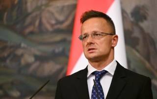 Глава МИД Венгрии неоднозначно высказался о помощи Украине во время войны
