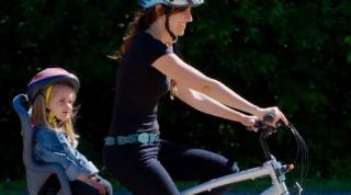 Как катать детей до 6 лет на велосипеде: велокресло или детский байк