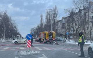 В Киеве после ракетной атаки на некоторых улицах перекрыли движение транспорта