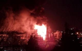 В Туапсе вспыхнул мощный пожар на нефтебазе после атаки неизвестных беспилотников
