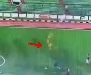 З'явилося відео, як в Індонезії футболіст загинув під час матчу від удару блискавки