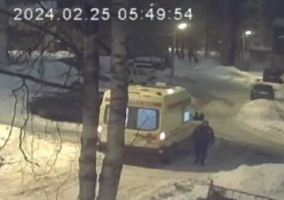 З'явилося відео, як у Росії лікарі швидкої допомоги викинули п'яного чоловіка на мороз