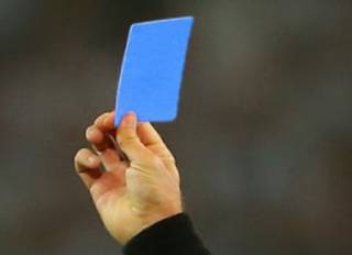 Футбольные чиновники заблокировали введение синей карточки