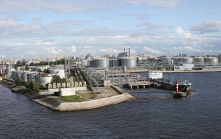 У Росії заявили про «падіння» дрону на території «Петербурзького нафтового терміналу»