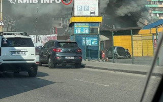 У Києві спалахнула потужна пожежа на Борщагівському ринку