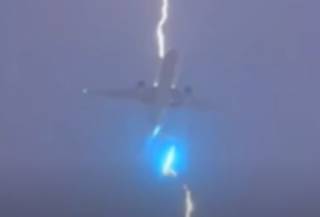 Появилось видео, как в Канаде молния ударила в летящий самолет