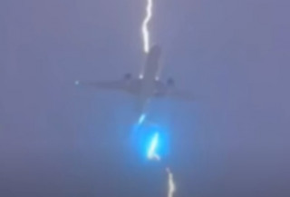 З'явилося відео, як у Канаді блискавка вдарила в літак.