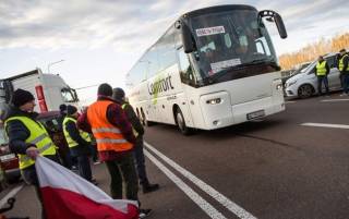 Поляки начали блокировать автобусы на границе с Украиной