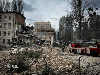 У Києві вже 10 постраждалих після ранкового ракетного удару. Розбір завалів продовжується