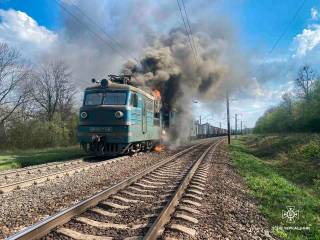В Черкасской области на ходу эпично загорелся электропоезд