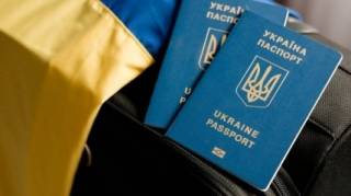 Для украинцев за границей приостановили предоставление консульских услуг