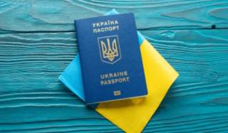 Жители Киева массово бросились получать загранпаспорта