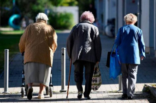 Вчені пояснили, чому з віком люди стають повільними